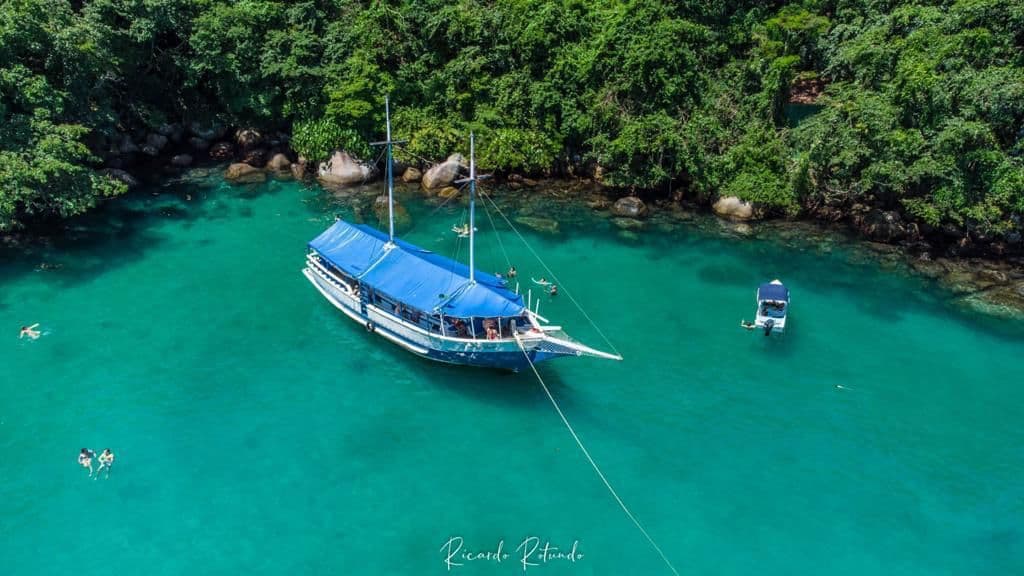 Roteiro com 5 paradas: Ilha dos Cocos, Praia da Lula, Lagoa Azul, Praia Vermelha e Ilha Comprida.