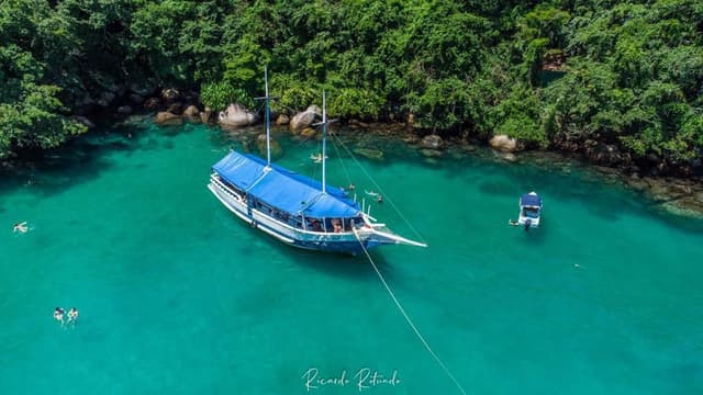 Roteiro com 5 paradas: Ilha dos Cocos, Praia da Lula, Lagoa Azul, Praia Vermelha e Ilha Comprida.
