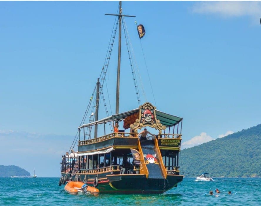 Escuna Temática de Piratas: Ilha dos Cocos, Praia da Lula, Ilha da Pescaria (Lagoa Azul) e Praia Vermelha.