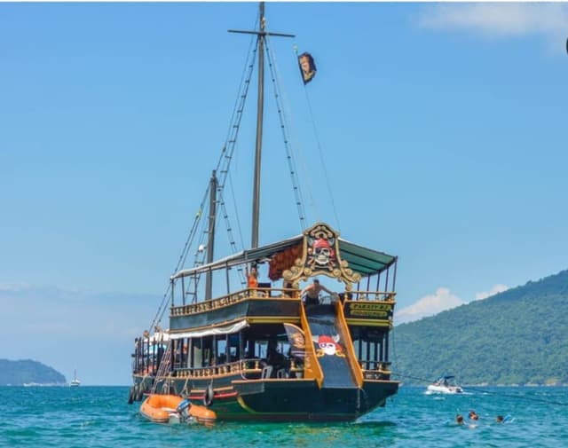 Escuna Temática de Piratas: Ilha dos Cocos, Praia da Lula, Ilha da Pescaria (Lagoa Azul) e Praia Vermelha.